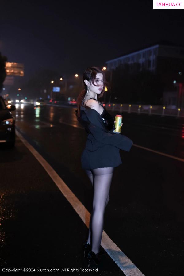 美七Mia  [XiuRen]高清写真图 2024.03.08 No.8199 美七 Mia 黑丝美腿第19张图片